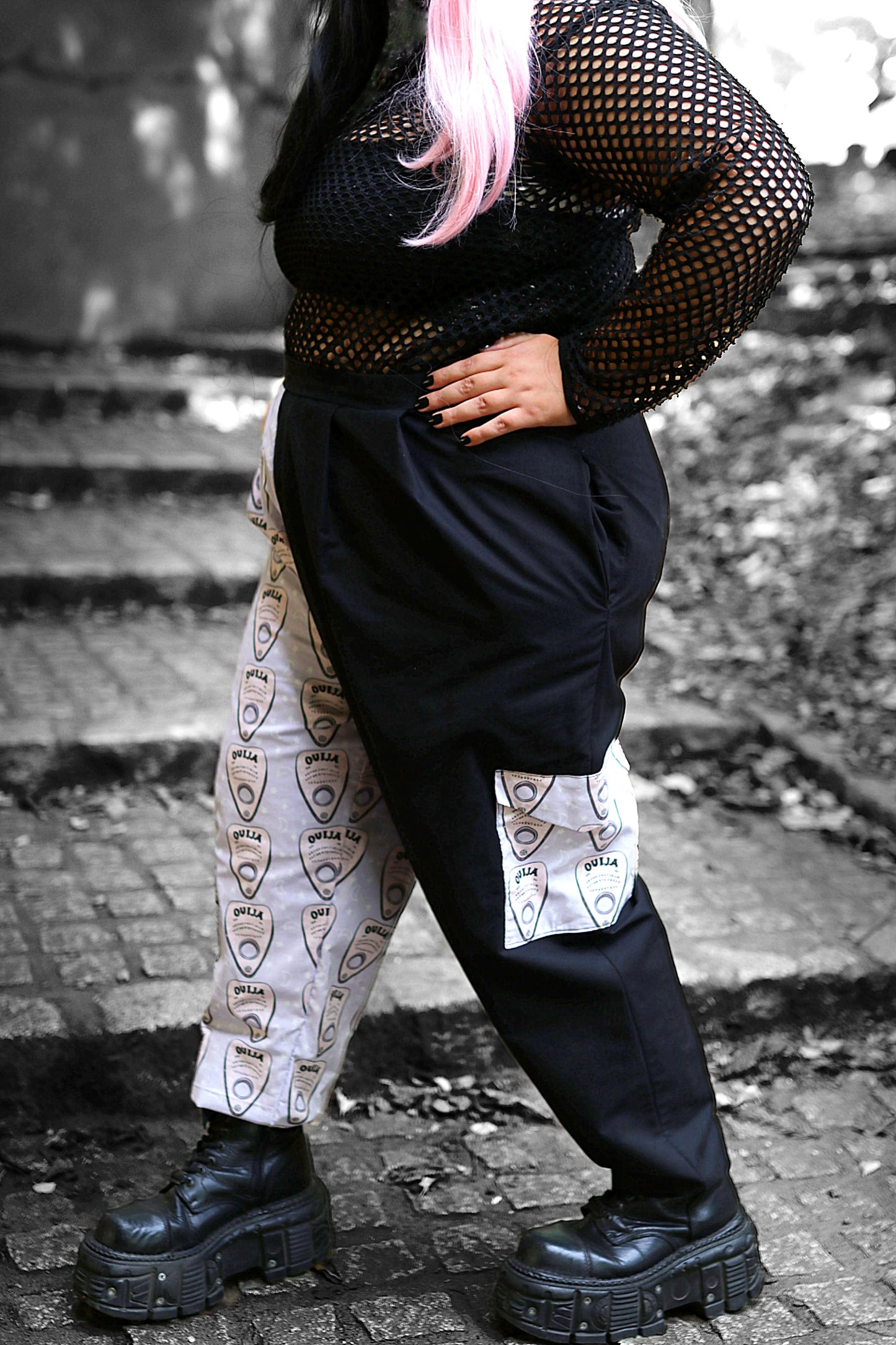 Pantalon pastel goth bicolore en coton – Jambe imprimée ouija & taille élastique – Fait main, pièce unique