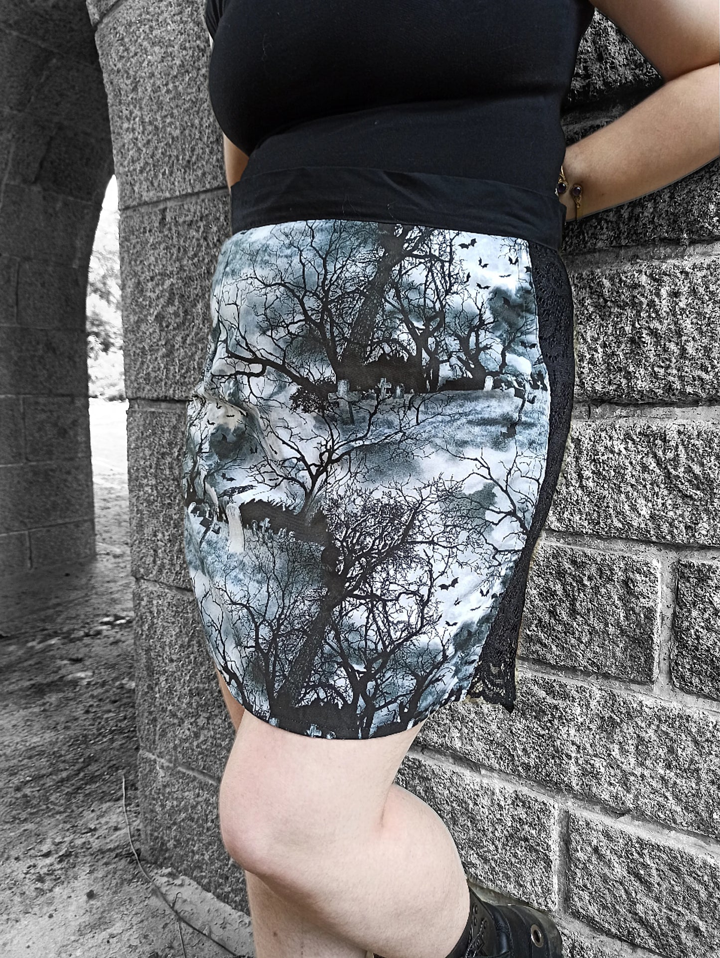 Jupe droite gothique en coton – Imprimé cimetière & dentelle noire – Fait main, pièce unique
