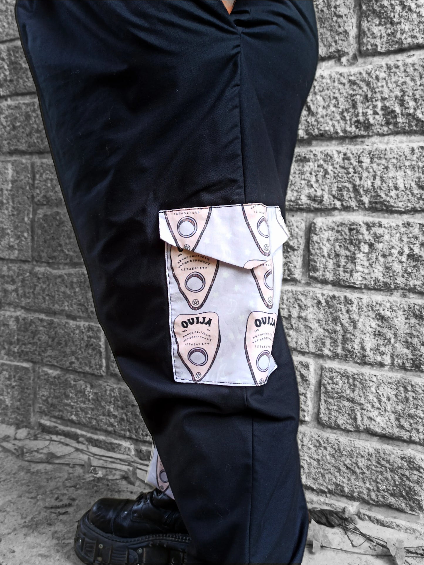 Pantalon pastel goth bicolore en coton – Jambe imprimée ouija & taille élastique – Fait main, pièce unique