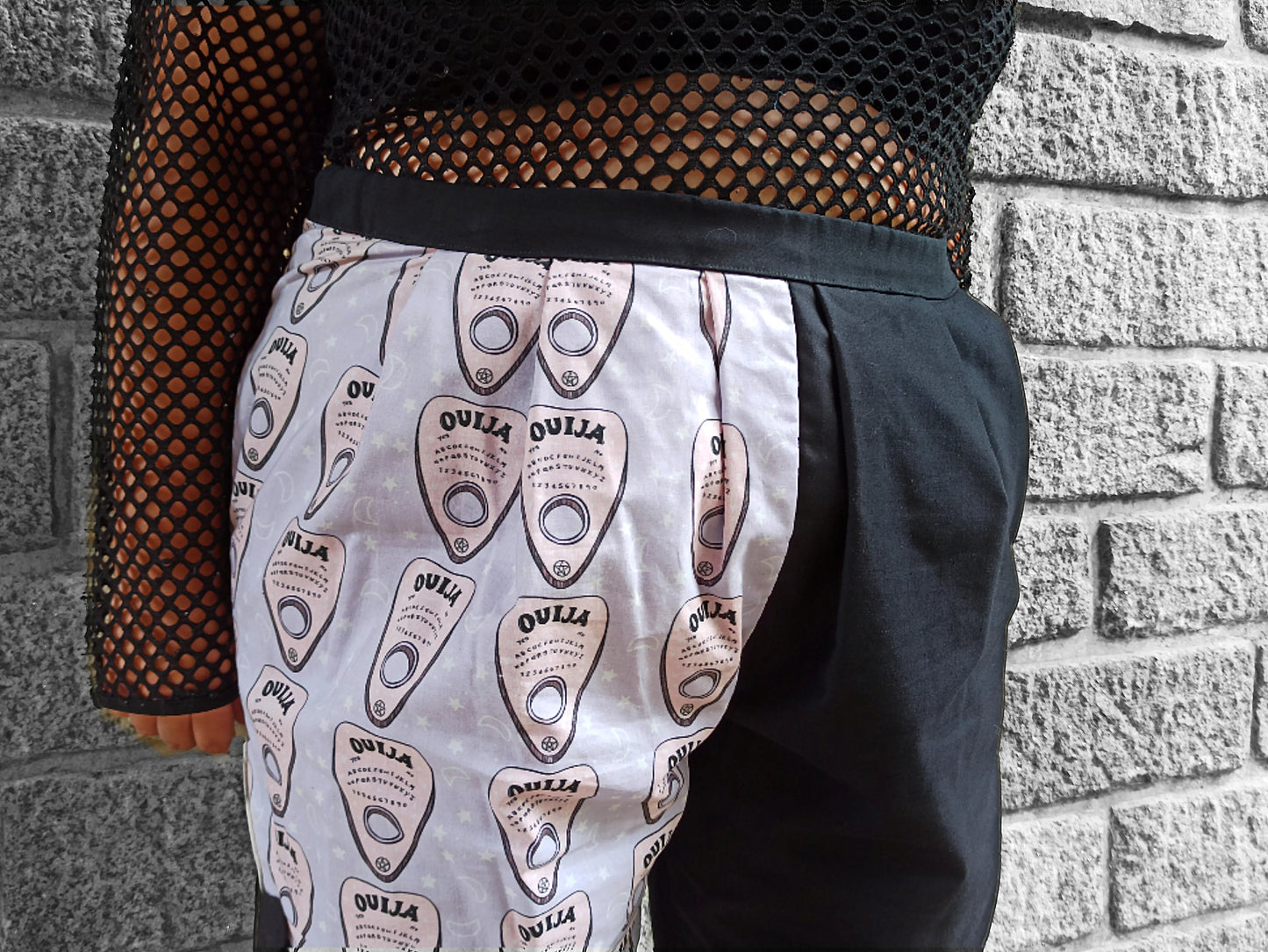 Pantalon pastel goth bicolore en coton – Jambe imprimée ouija & taille élastique – Fait main, pièce unique