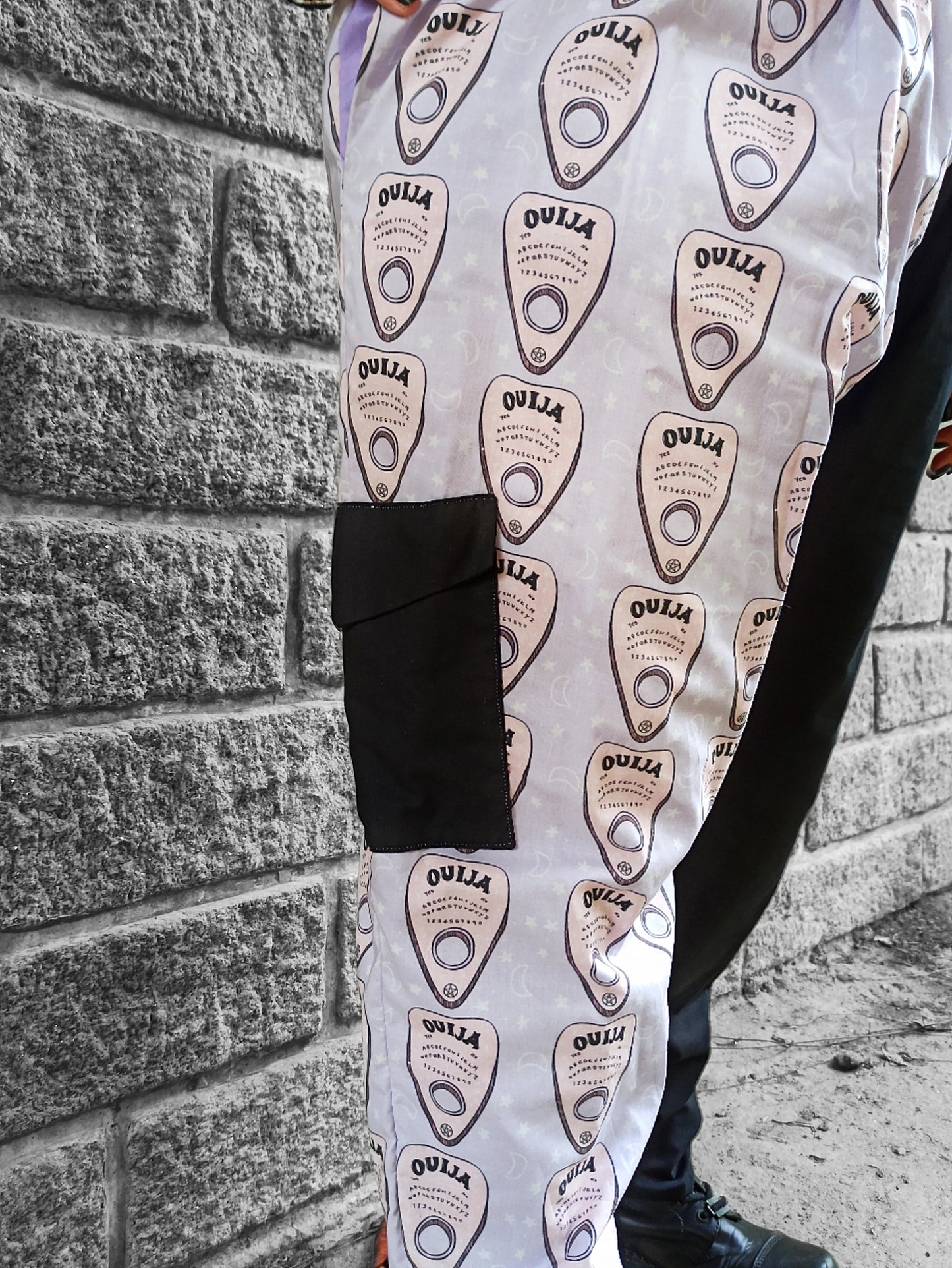 Pantalon pastel goth bicolore en coton – Jambe imprimée ouija & taille élastique – Fait main, pièce unique