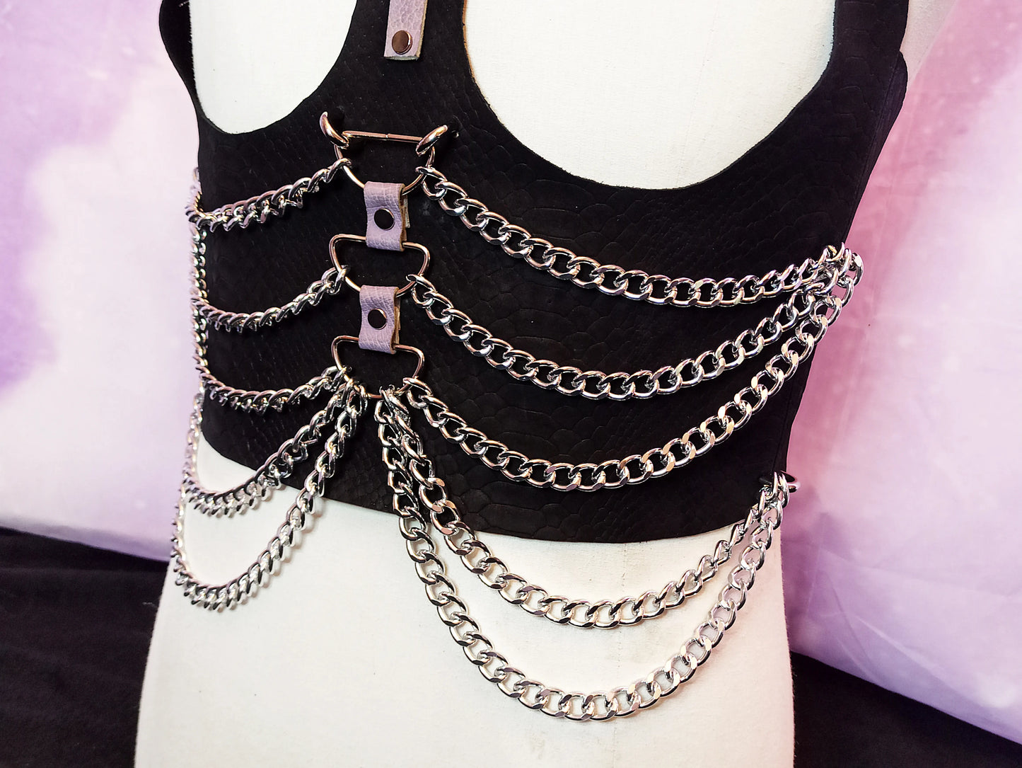 Ensemble lingerie pastel goth en cuir véritable noir & violet avec chaînes en acier – ajustable du 40 au 46