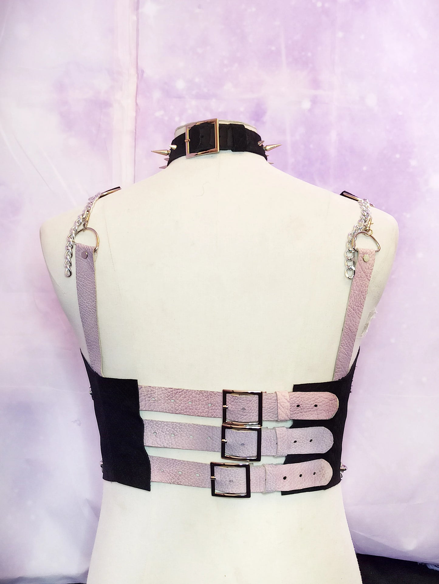 Ensemble lingerie pastel goth en cuir véritable noir & violet avec chaînes en acier – ajustable du 40 au 46