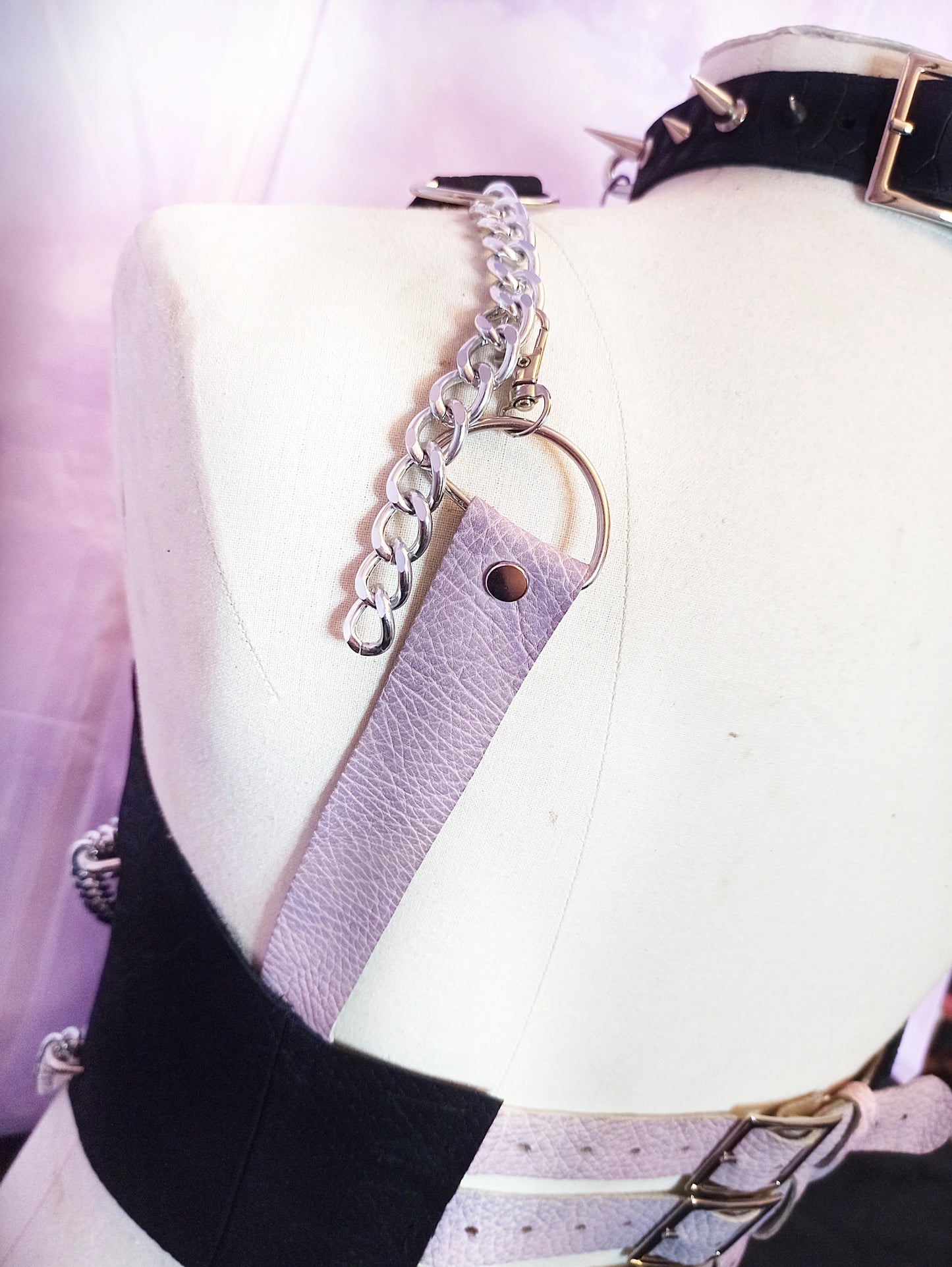 Ensemble lingerie pastel goth en cuir véritable noir & violet avec chaînes en acier – ajustable du 40 au 46
