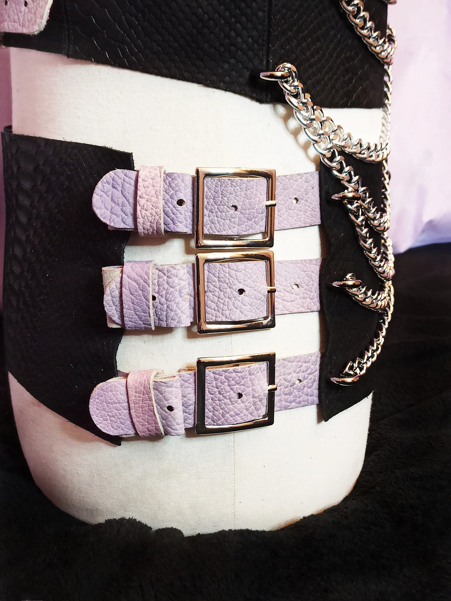Ensemble lingerie pastel goth en cuir véritable noir & violet avec chaînes en acier – ajustable du 40 au 46