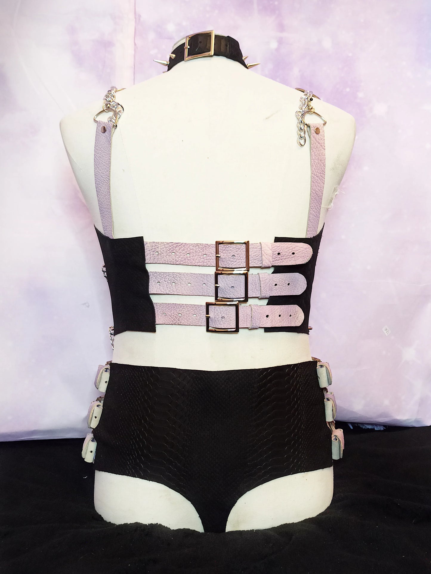 Ensemble lingerie pastel goth en cuir véritable noir & violet avec chaînes en acier – ajustable du 40 au 46