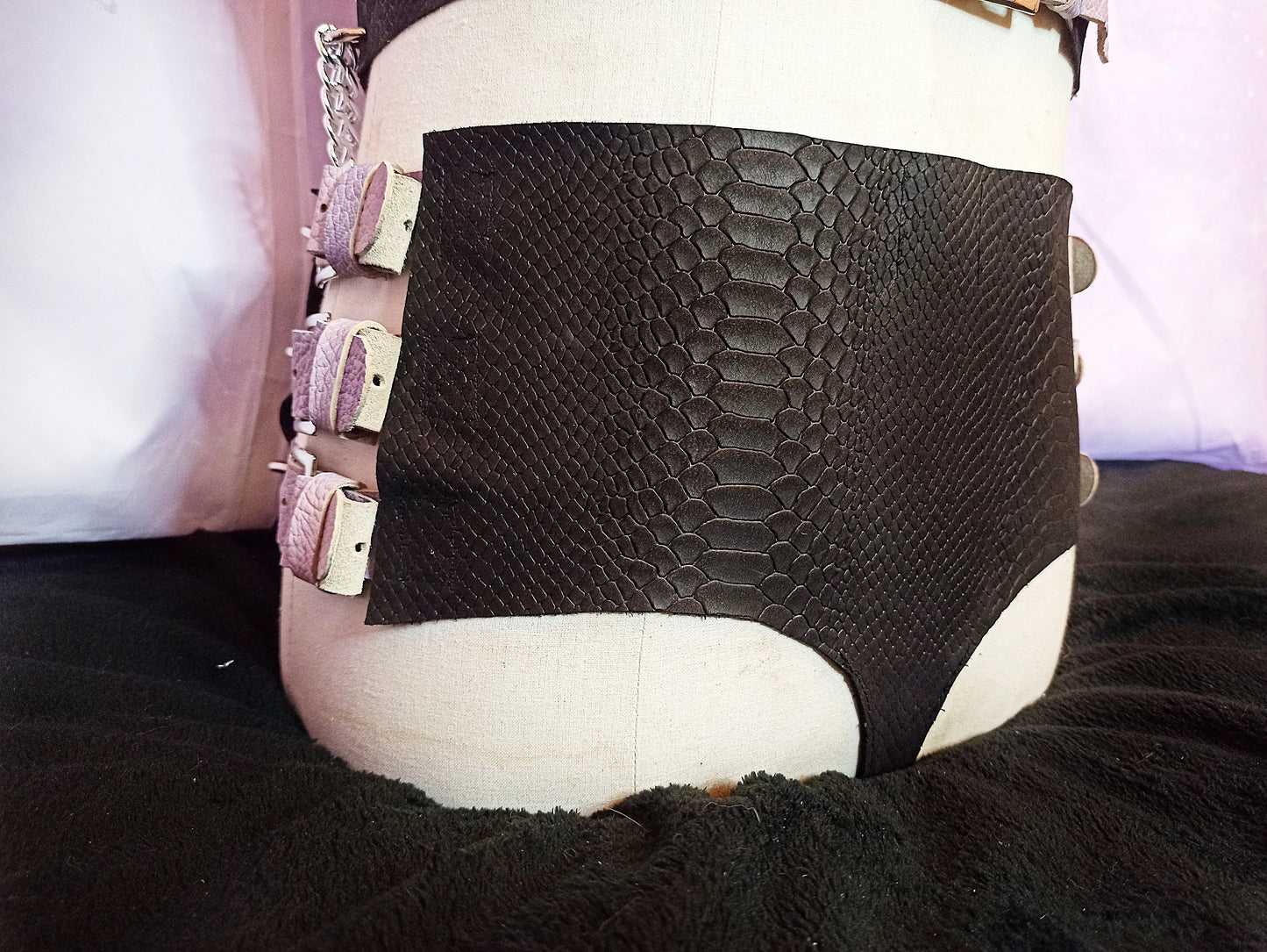 Ensemble lingerie pastel goth en cuir véritable noir & violet avec chaînes en acier – ajustable du 40 au 46