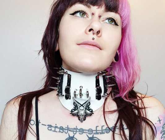 Ras de cou / Ceinture gothique transformable – Baphomet, vinyle blanc & acier inox – fait main