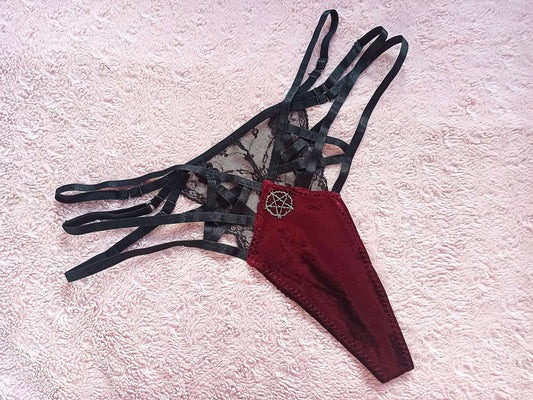 String gothique en velours bordeaux avec dentelle noire et breloque pentagramme – lingerie alternative fait main