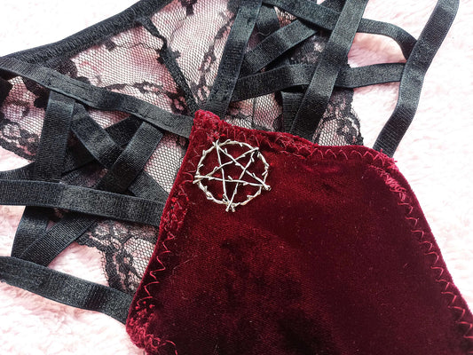String gothique en velours bordeaux avec dentelle noire et breloque pentagramme – lingerie alternative fait main