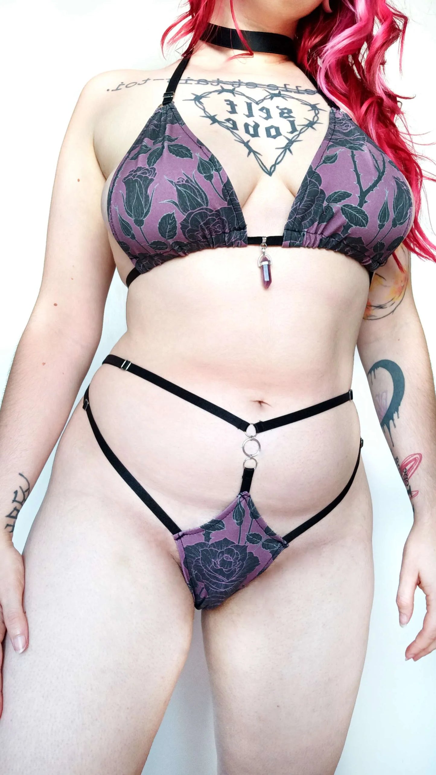 Ensemble lingerie gothique en jersey violet à roses noires et dentelle – améthyste & choker offert – fait main