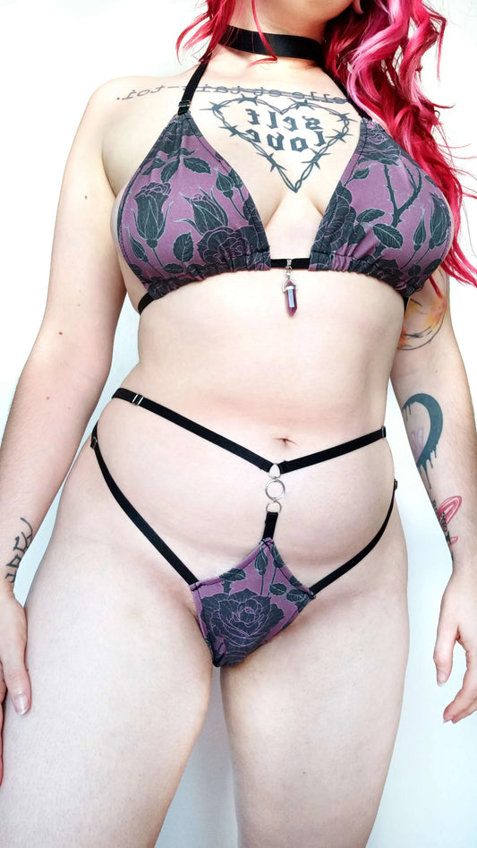 Ensemble lingerie gothique en jersey violet à roses noires et dentelle – améthyste & choker offert – fait main