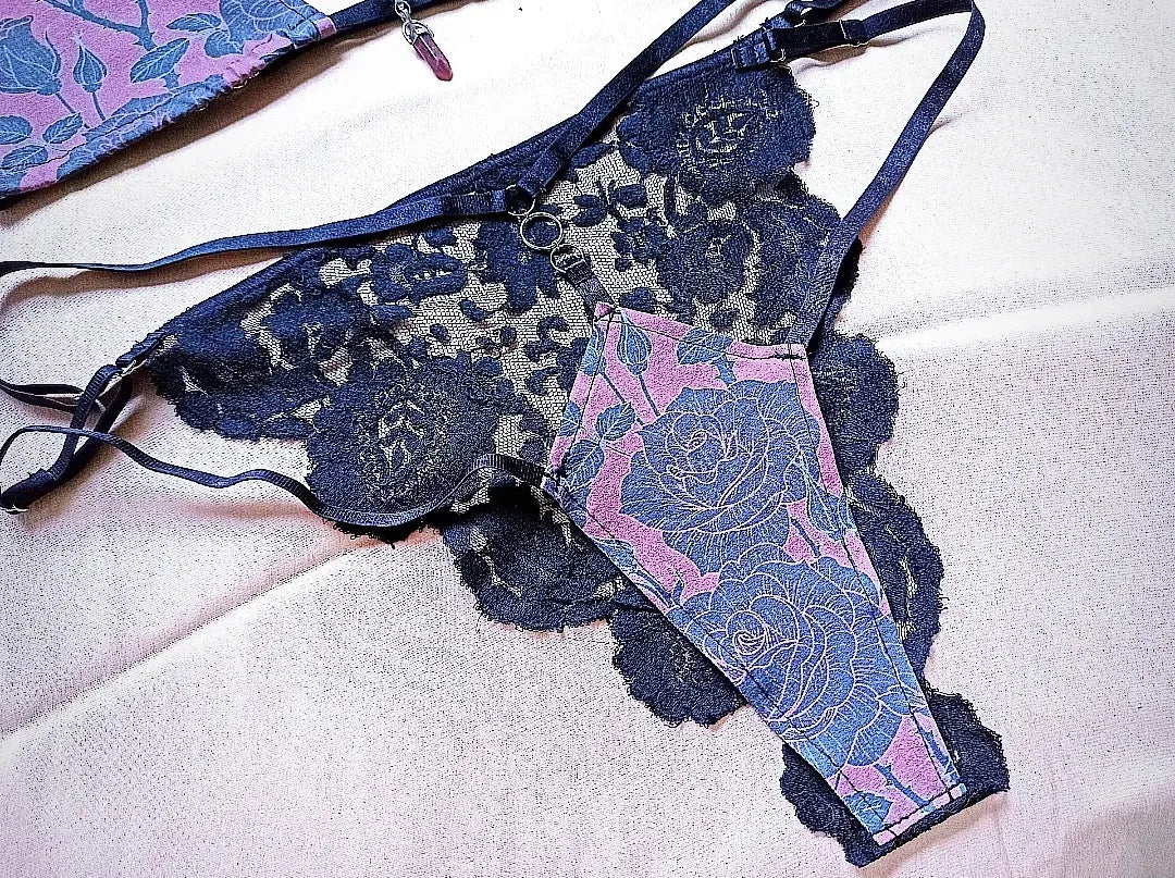 Ensemble lingerie gothique en jersey violet à roses noires et dentelle – améthyste & choker offert – fait main