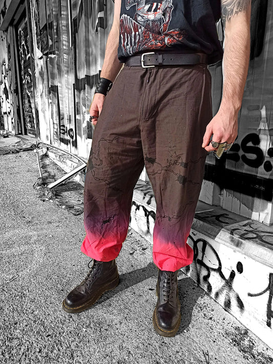 Pantalon cargo gothique XXL fait main en coton/lin, teinture artisanale vin et rouge avec motifs barbelés peints à la main. Pièce unique