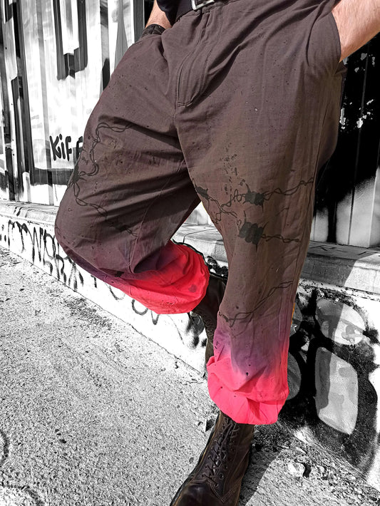 Pantalon cargo gothique XXL fait main en coton/lin, teinture artisanale vin et rouge avec motifs barbelés peints à la main. Pièce unique