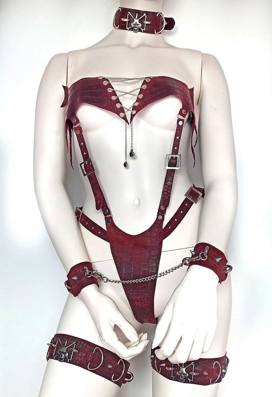 Lingerie gothique BDSM en cuir véritable effet écailles de dragon. Ensemble fait main avec ras de cou, menottes, jarretières et sangles ajustables. Bordeaux & noir