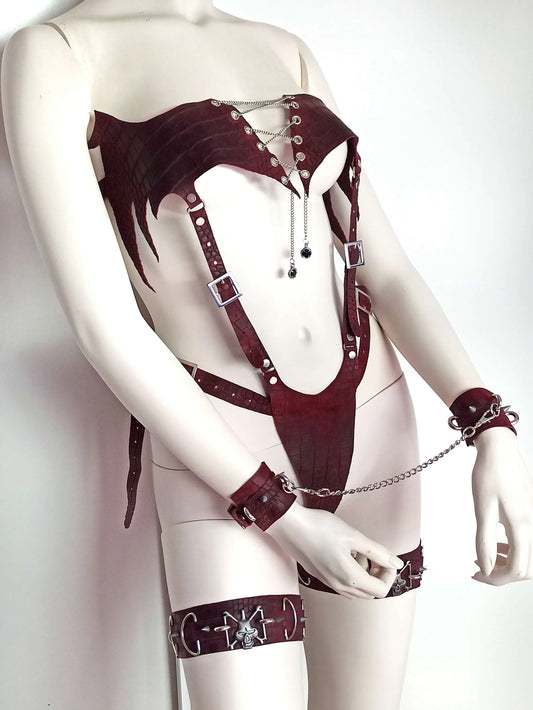 Lingerie gothique BDSM en cuir véritable effet écailles de dragon. Ensemble fait main avec ras de cou, menottes, jarretières et sangles ajustables. Bordeaux & noir