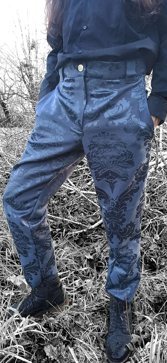 Pantalon gothique en jacquard bleu nuit à arabesques – fait main, élégant et confortable