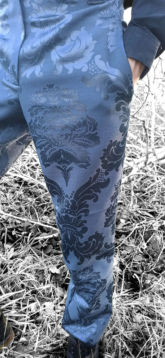 Pantalon gothique en jacquard bleu nuit à arabesques – fait main, élégant et confortable