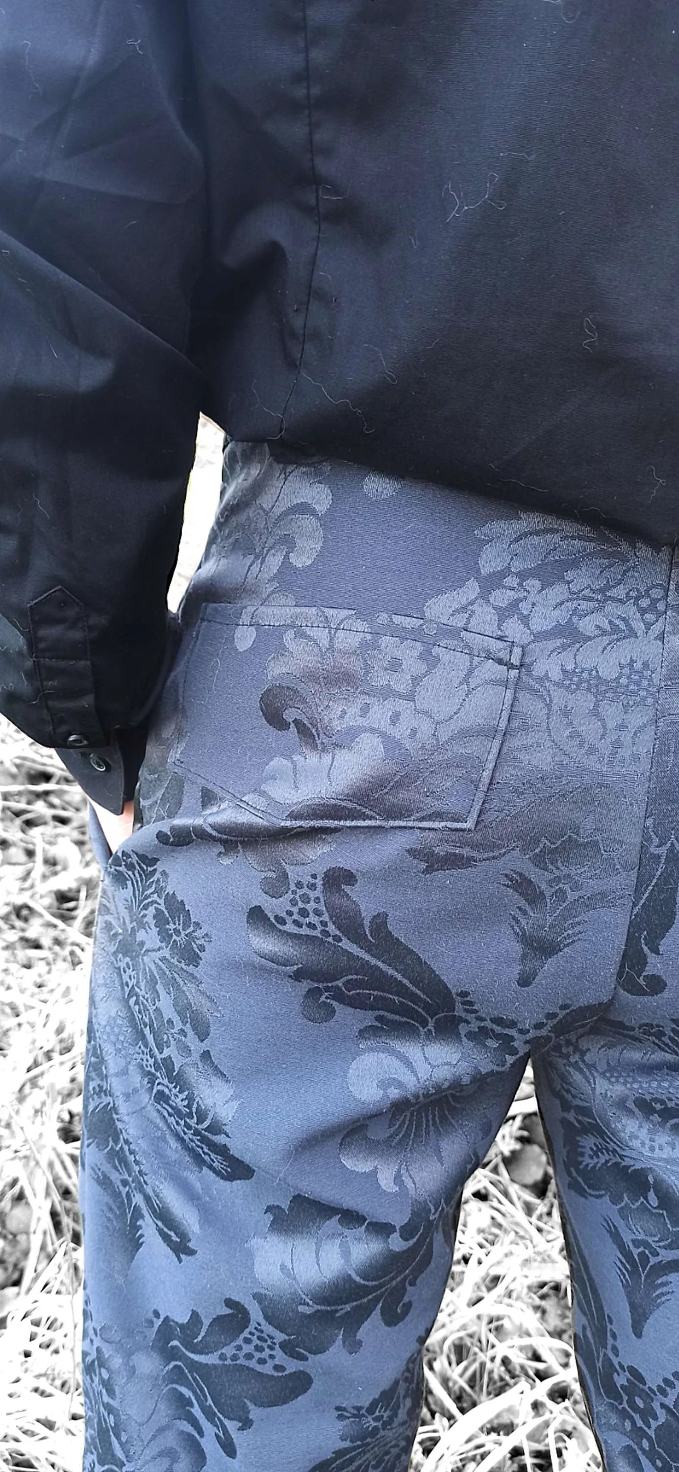 Pantalon gothique en jacquard bleu nuit à arabesques – fait main, élégant et confortable