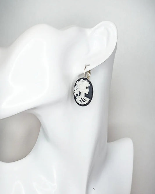 Boucles d’oreilles gothique camée squelette noir & blanc – Fait main, style victorien romantique