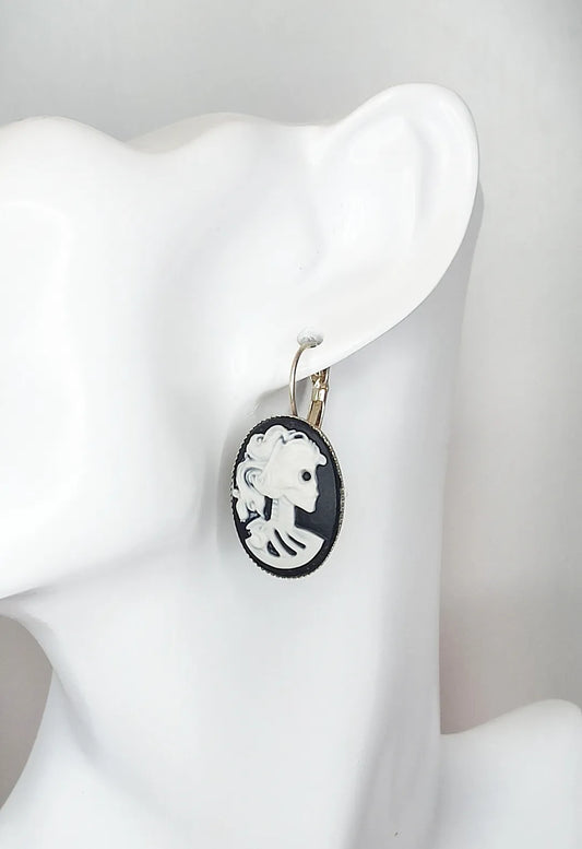 Boucles d’oreilles gothique camée squelette noir & blanc – Fait main, style victorien romantique