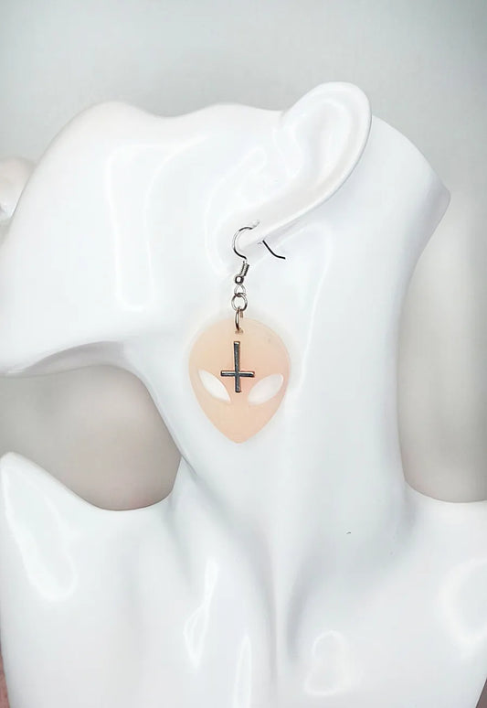 Boucle d'oreilles pastel goth beige Alien avec croix "Dead Alien"