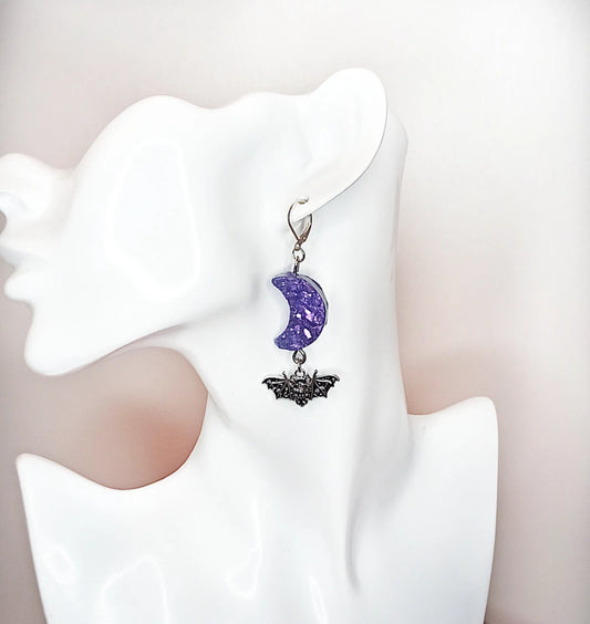 Boucles d'oreilles gothiques "Lune & Chauve-souris" en résine violette – Fermoir en argent 925 – Pièce unique, fait main