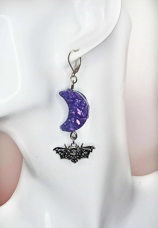 Boucles d'oreilles gothiques "Lune & Chauve-souris" en résine violette – Fermoir en argent 925 – Pièce unique, fait main
