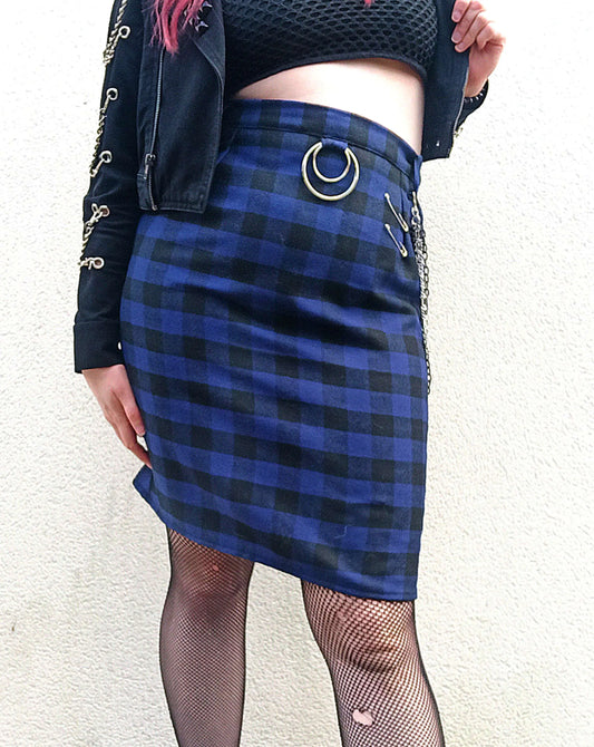 Jupe droite grunge goth en lainage bleu à carreaux noirs avec chaînes – Pièce unique faite main