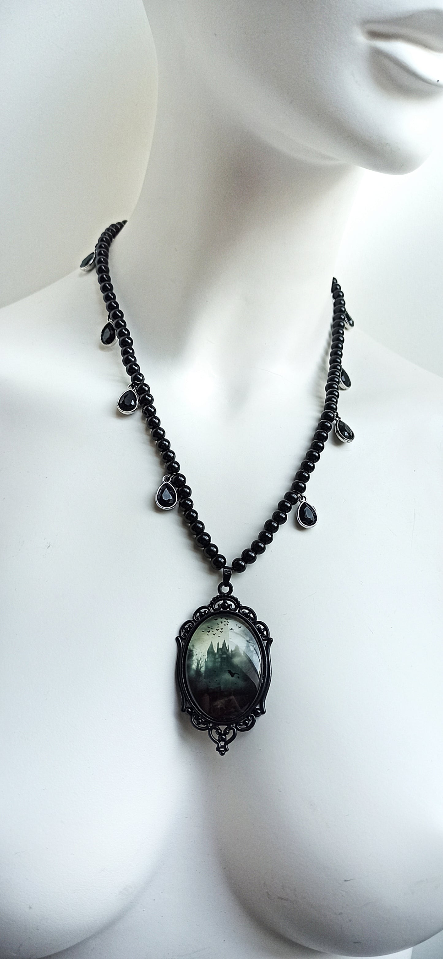 Collier de perles noires et cabochon gothique "Gothic House" fait main