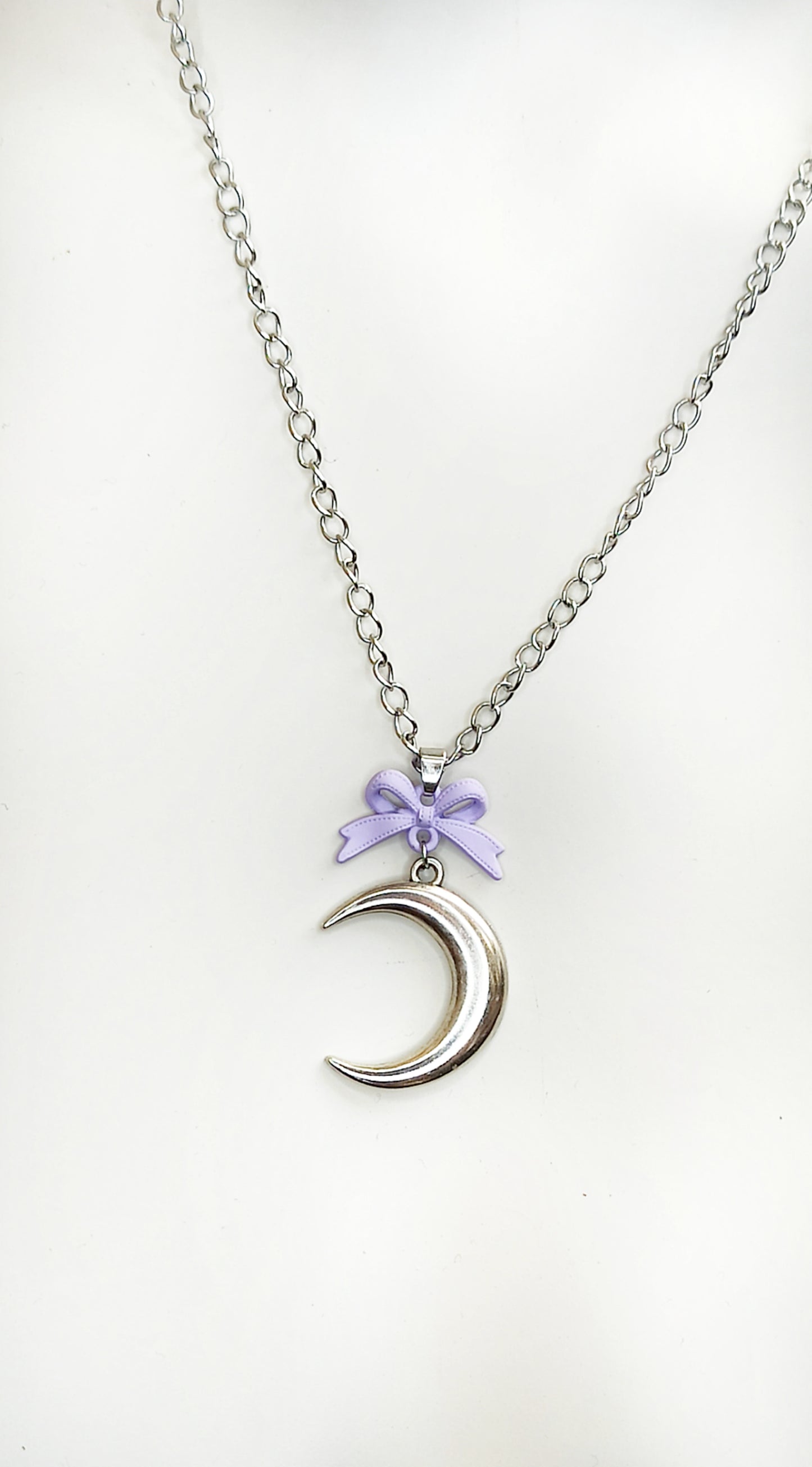 Collier kawaii lune argentée et nœud violet – Bijou pastel fait main en acier inoxydable