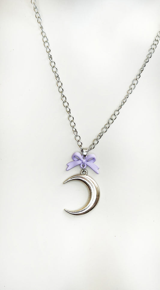 Collier kawaii lune argentée et nœud violet – Bijou pastel fait main en acier inoxydable