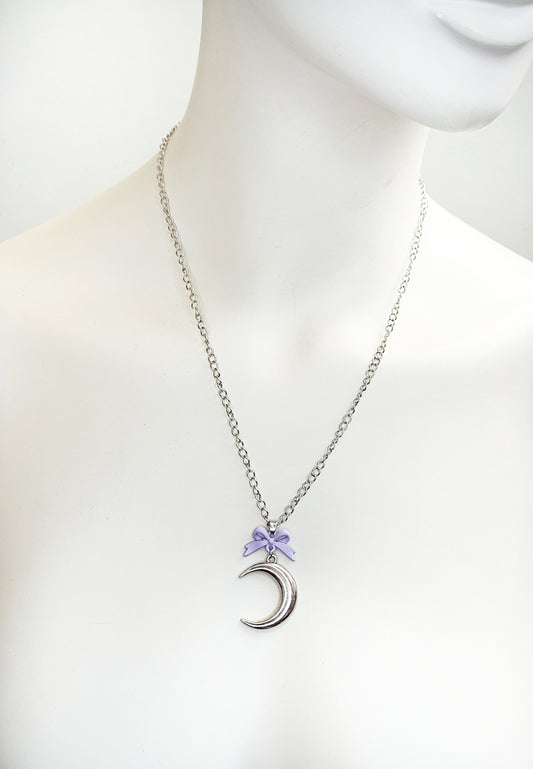 Collier kawaii lune argentée et nœud violet – Bijou pastel fait main en acier inoxydable