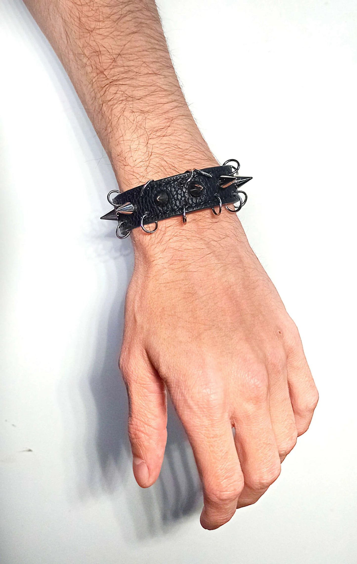 Bracelet gothique en cuir noir avec anneaux acier et clous, fait main à partir d'une ceinture recyclée. Pièce unique