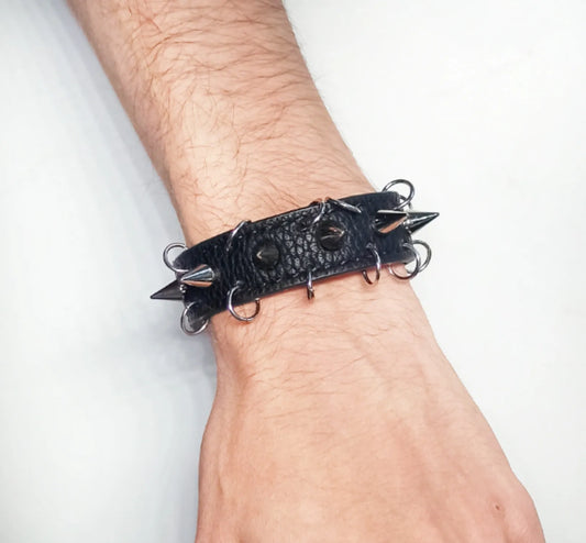 Bracelet gothique en cuir noir avec anneaux acier et clous, fait main à partir d'une ceinture recyclée. Pièce unique