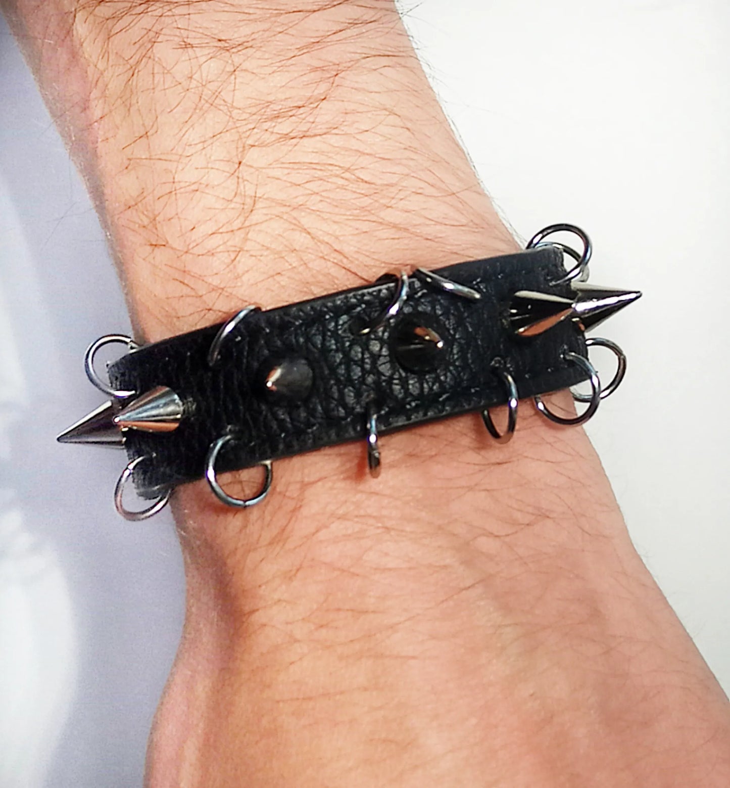 Bracelet gothique en cuir noir avec anneaux acier et clous, fait main à partir d'une ceinture recyclée. Pièce unique