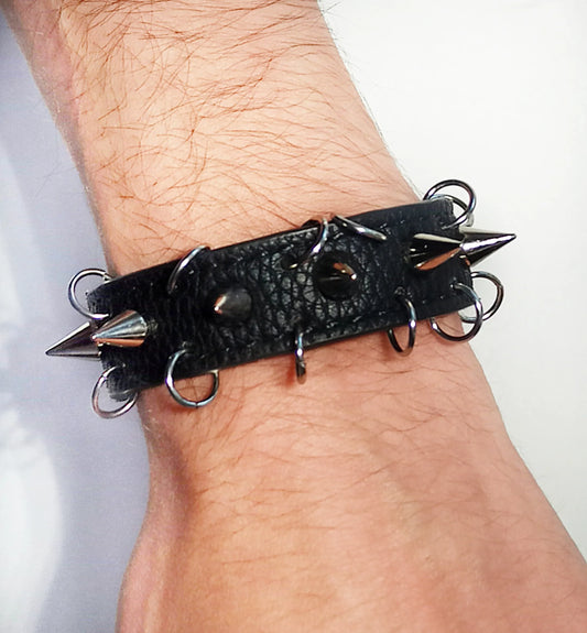 Bracelet gothique en cuir noir avec anneaux acier et clous, fait main à partir d'une ceinture recyclée. Pièce unique