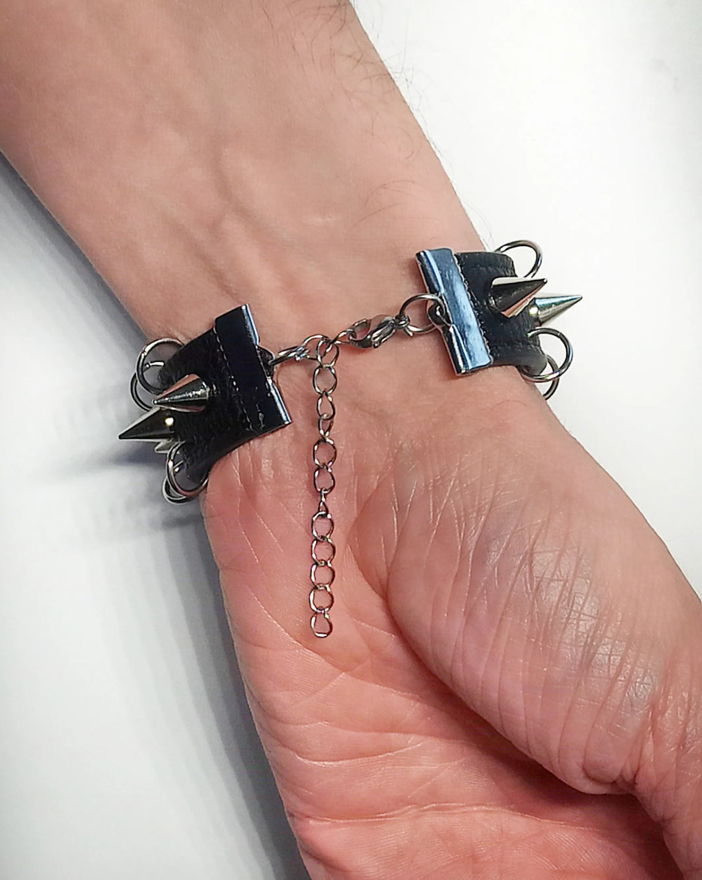 Bracelet gothique en cuir noir avec anneaux acier et clous, fait main à partir d'une ceinture recyclée. Pièce unique