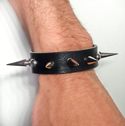 Bracelet gothique en cuir noir reconditionné avec clous et rivets. Pièce unique faite main