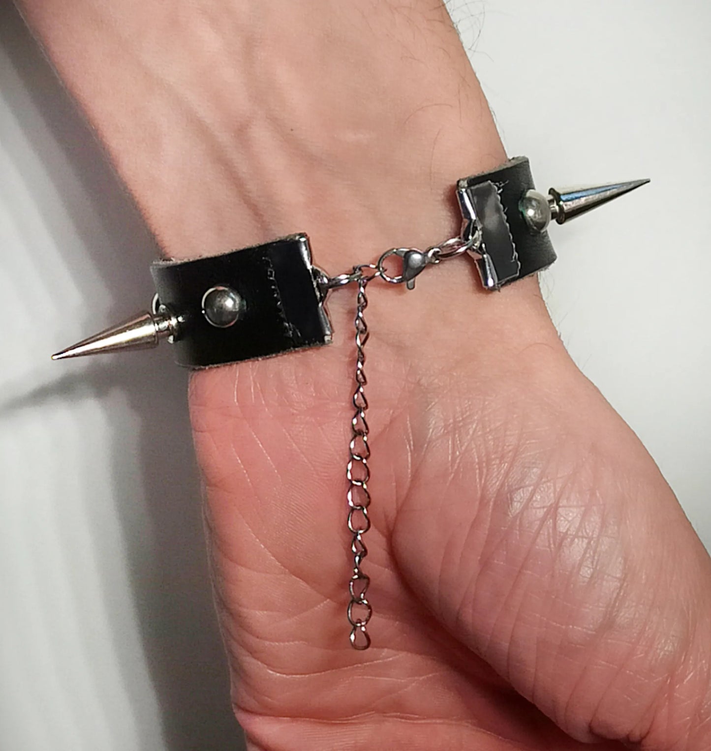 Bracelet gothique en cuir noir reconditionné avec clous et rivets. Pièce unique faite main