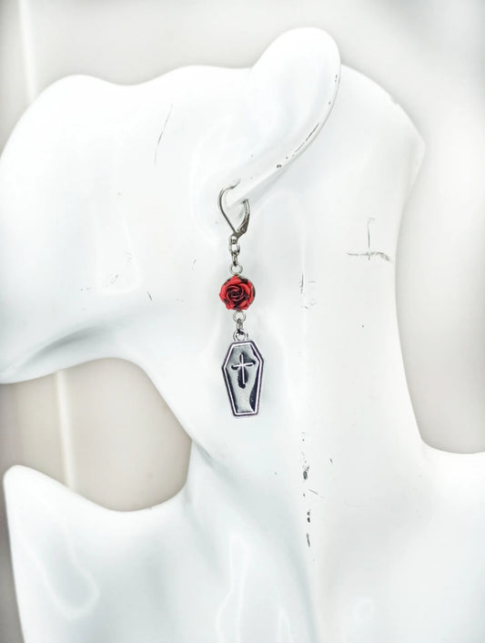 Boucle d’oreille gothique romantique avec rose rouge et cercueil argenté – Pièce unique artisanale
