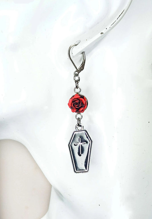 Boucle d’oreille gothique romantique avec rose rouge et cercueil argenté – Pièce unique artisanale