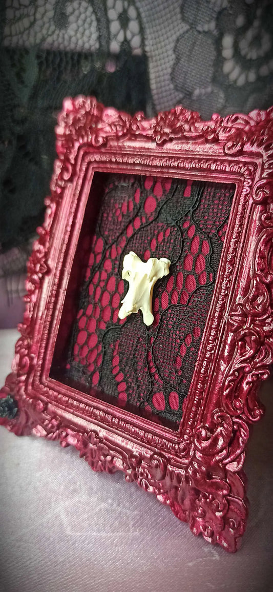 Cadre décoratif gothique bordeaux avec dentelle noir et os fait main