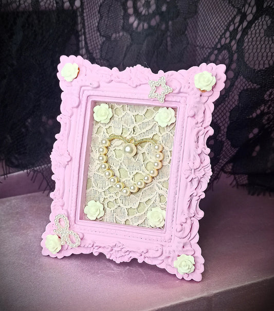 Cadre décoratif kawaii rose avec coeur, perles et roses fait main