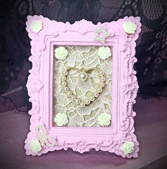 Cadre décoratif kawaii rose avec coeur, perles et roses fait main