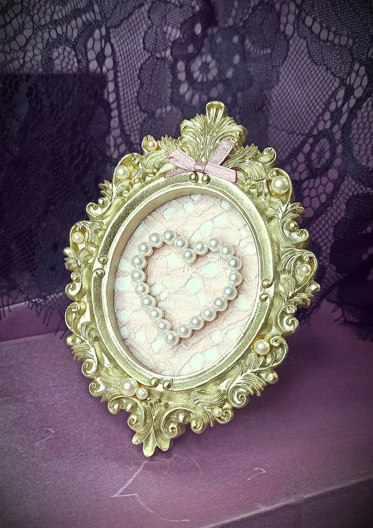 Cadre décoratif kawaii or et rose avec coeur, noeud et perles fait main