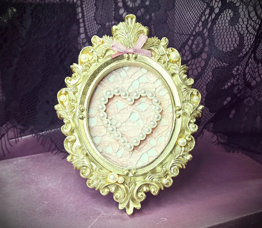 Cadre décoratif kawaii or et rose avec coeur, noeud et perles fait main