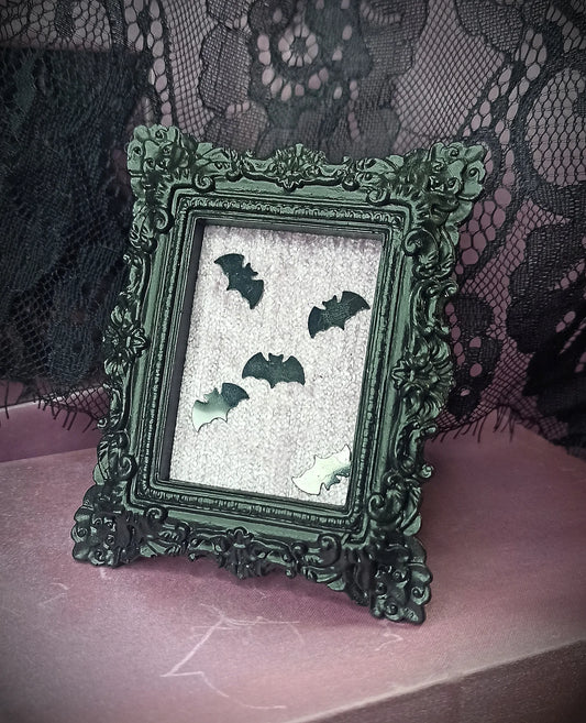 Cadre décoratif pastel gothique noir et violet fait main avec chauve-souris