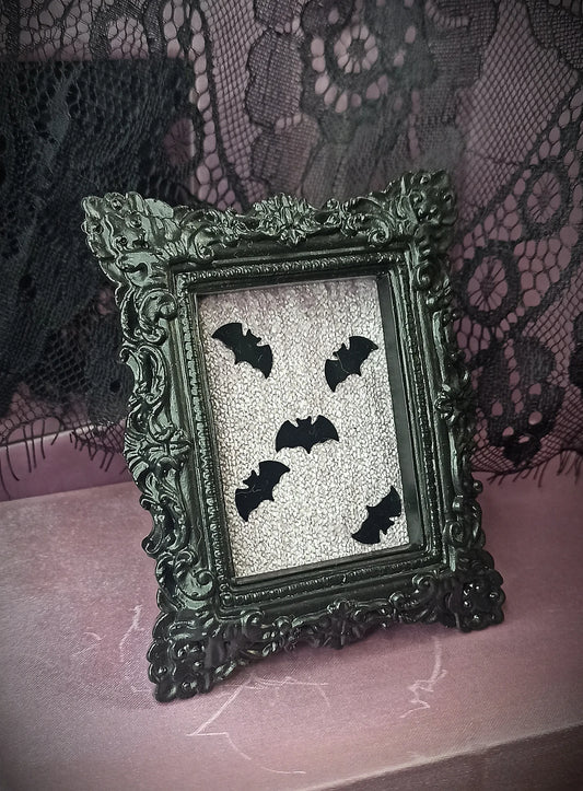 Cadre décoratif pastel gothique noir et violet fait main avec chauve-souris
